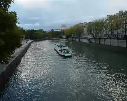 PXL046 ... et coule la Seine